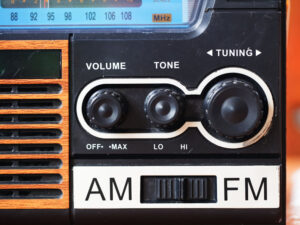 La adultez y el discreto encanto de escuchar radio AM