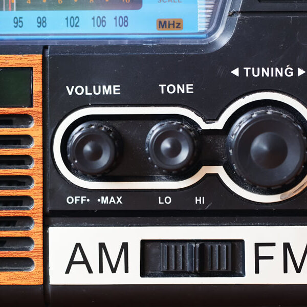 La adultez y el discreto encanto de escuchar radio AM