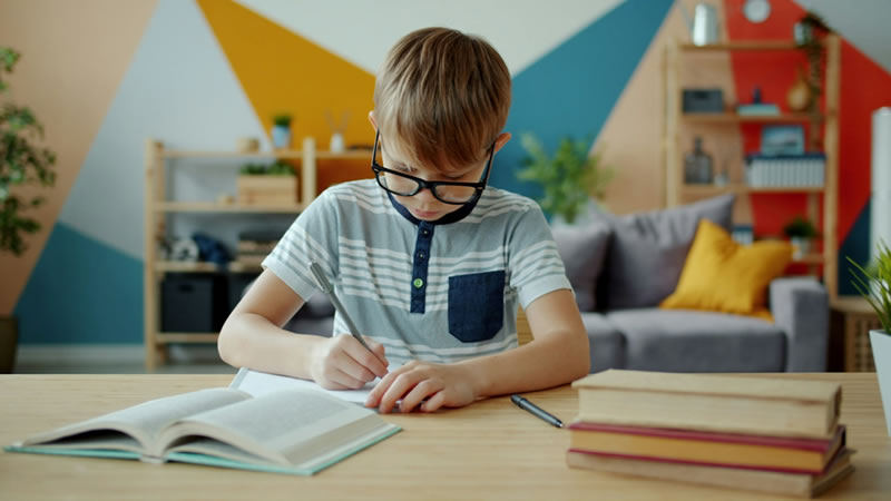 Niño estudioso