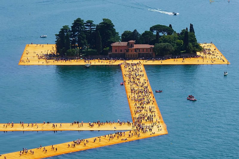 "The Floating Piers" de Christo y Jeanne-Claude; Iseo, Italia (2016)