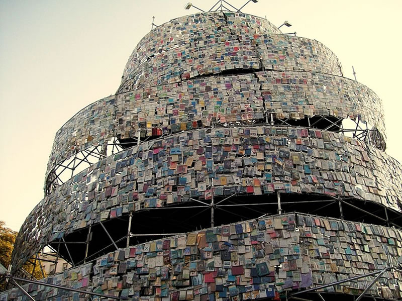 "La Torre de Babel de Libros" por la artista argentina Marta Minujín