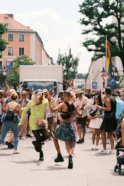 El arte como medio para el activismo provoca, estimula y cuestiona a través del pensamiento crítico.