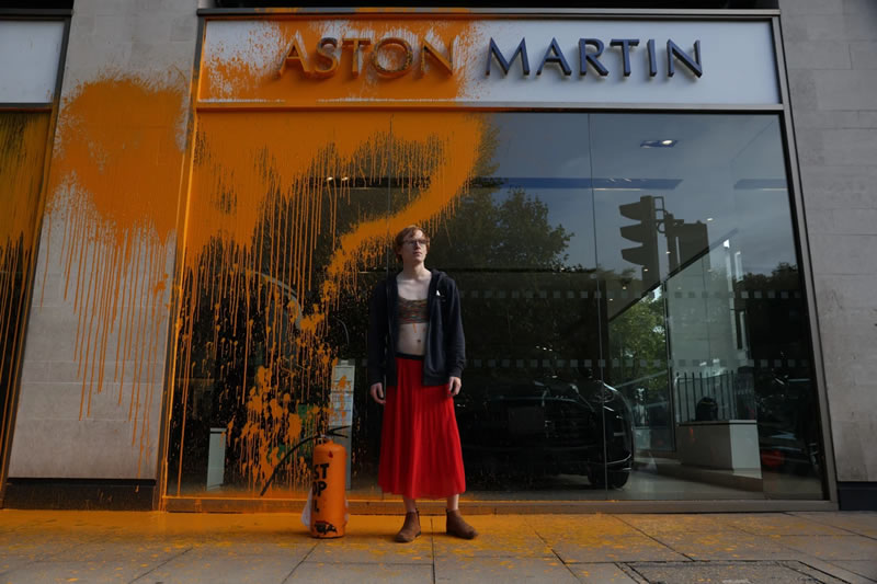 Activistas pintan 'showroom' de Aston Martin en Londres