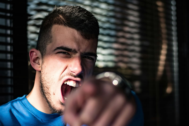 Incapaz de controlar sus propias emociones