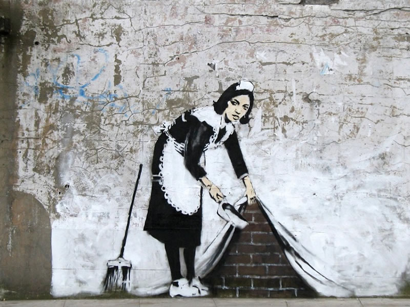 "Una pared es un arma muy grande": el arte de Banksy. "Maid Sweeping Bricks" (Banksy - Fotografía: www.desktopbackground.org under Title II of the Digital Millennium Copyright Act, 17 U.S.C. Section 512 ("DMCA"))