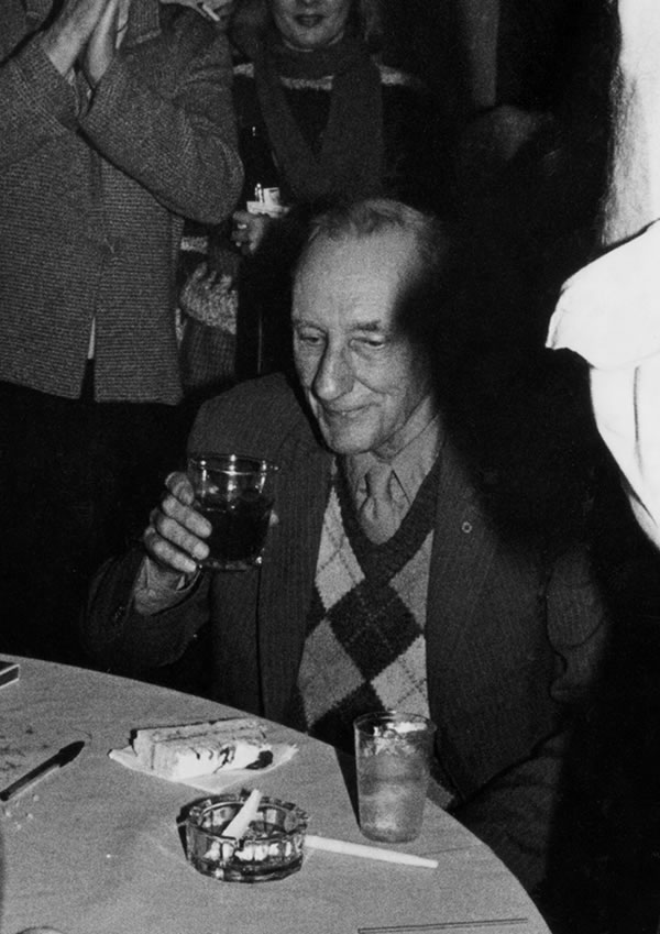 William S. Burroughs disfrutando de su cumpleaños 70