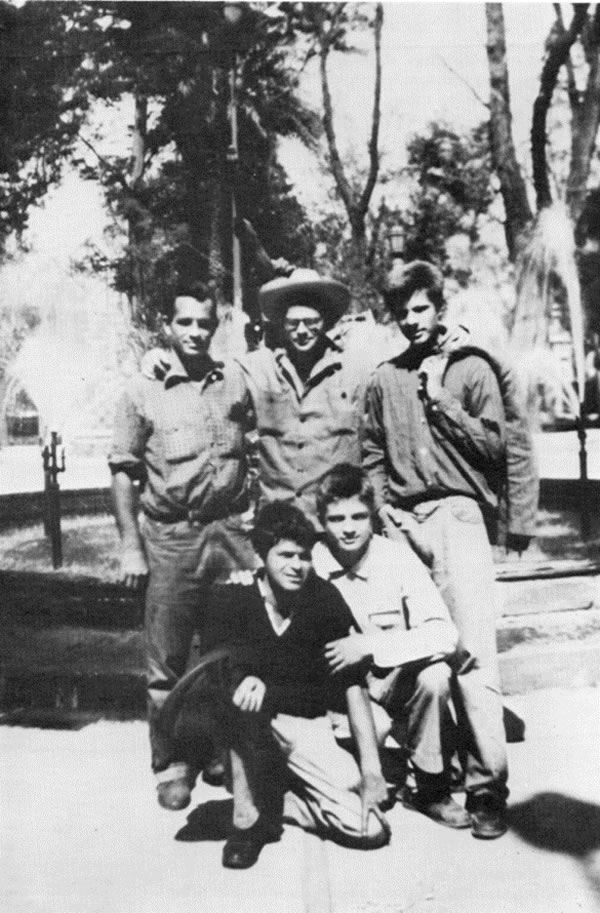Jack Kerouac, Allen Ginsberg, Gregory Corso y los hermanos Orlovsky en la Plaza Luis Cabrera, 1956