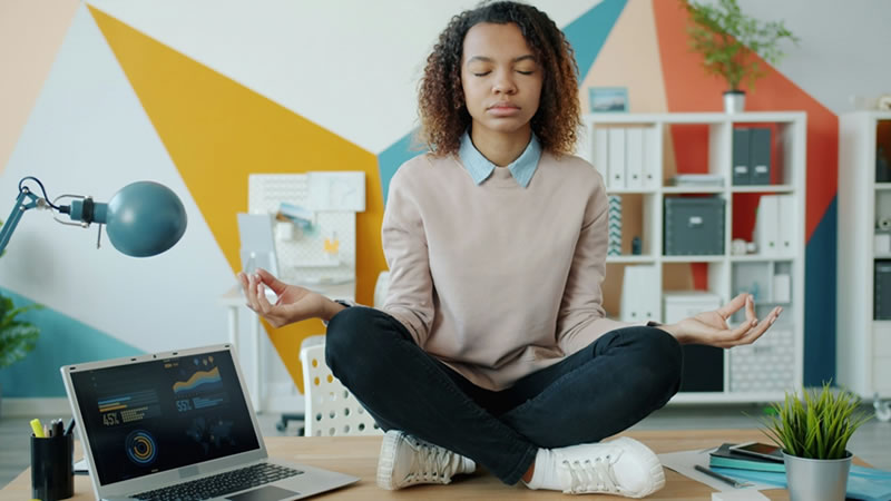 'Mindfulness' en empresas para combatir el estrés que ellas mismas generan