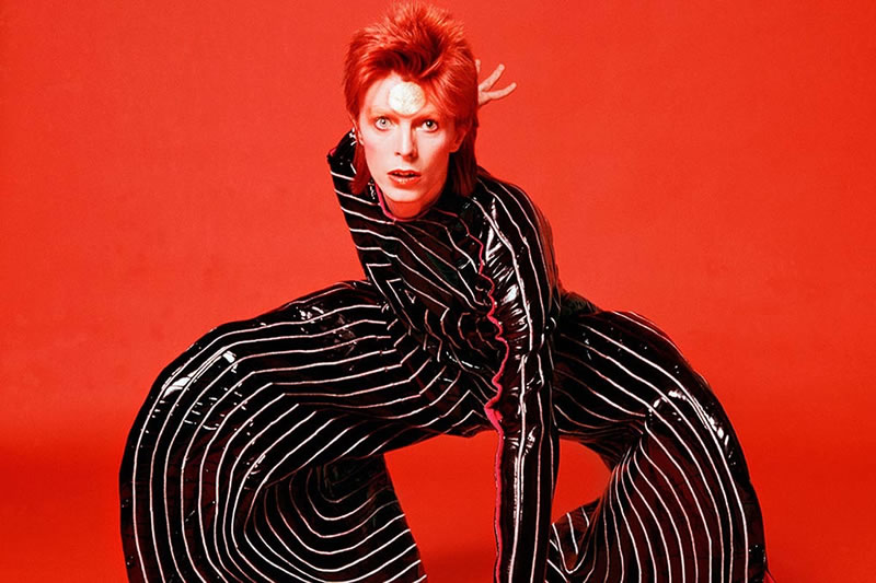 Bowie vistiendo un traje del diseñador japonés Kansai Yamamoto