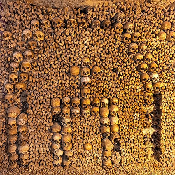 Catacumbas de París: Acomodo delicado y respetuoso de los huesos