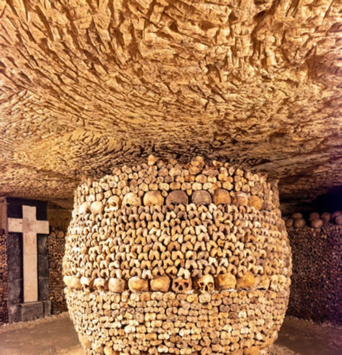 Catacumbas de París: Huesos acomodados en formas artísticas