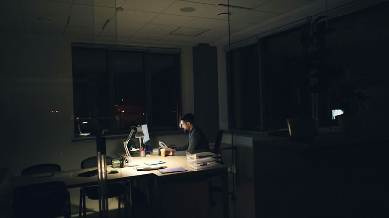 Trabajando de noche y con urgente exigencia de producir soluciones efectivas