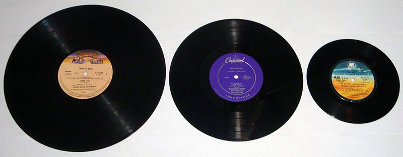 Discos de vinilo de 12", 10" y 7", de izq. a der. respectivamente
