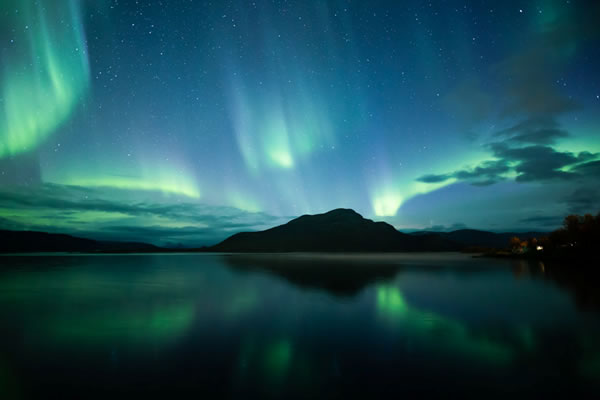 Las auroras, tanto boreales como australes, pueden observarse desde la Tierra...