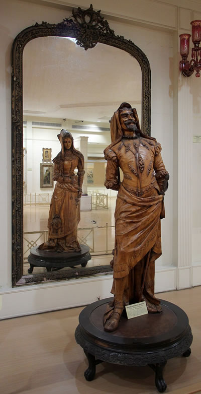 La estatua "Mefistófeles y Margarita", de autor desconocido