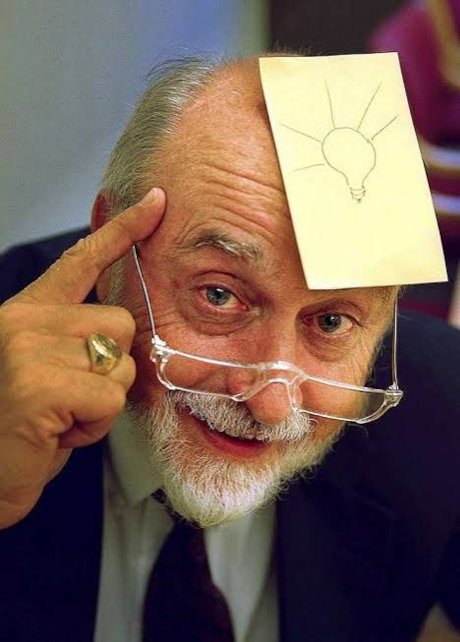 Spencer Silver con un post-it en la frente