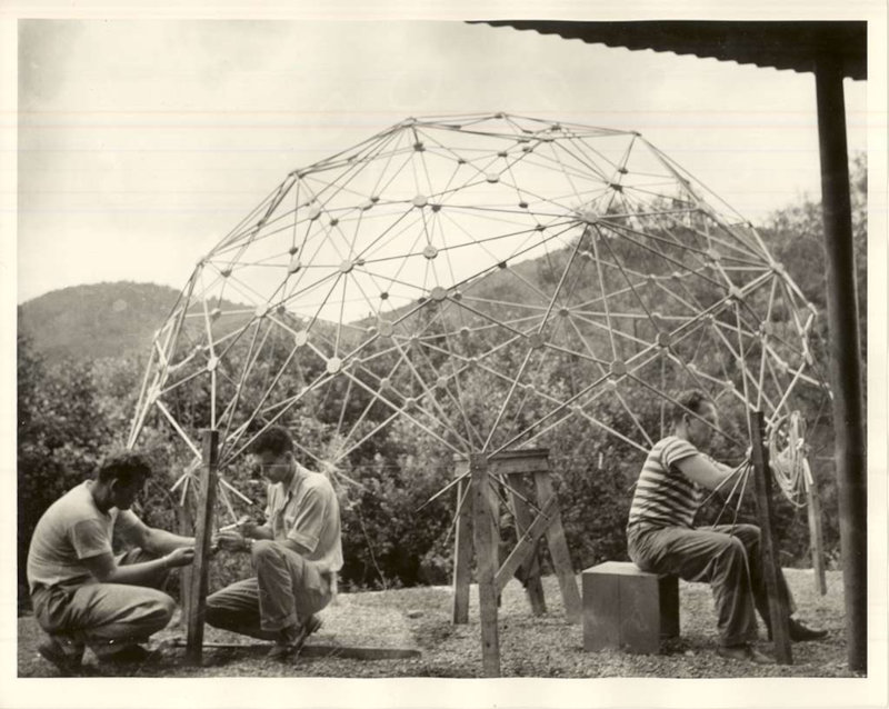 Estudiantes construyendo una estructura de cúpula geodésica bajo la dirección del arquitecto e inventor R. Buckminster Fuller
