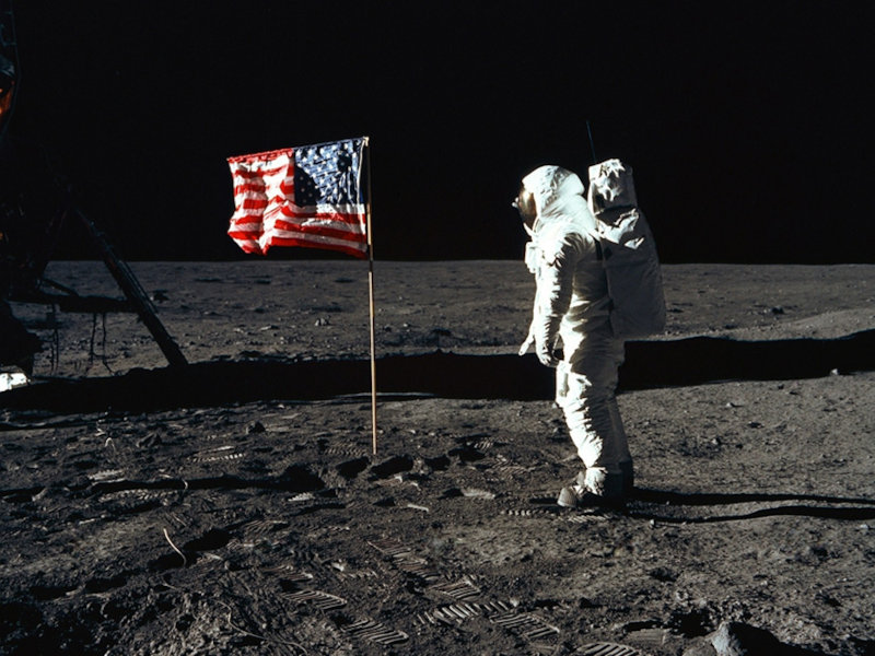 "Buzz" Aldrin frente a la bandera estadounidense en la Luna, el 20 de julio de 1969