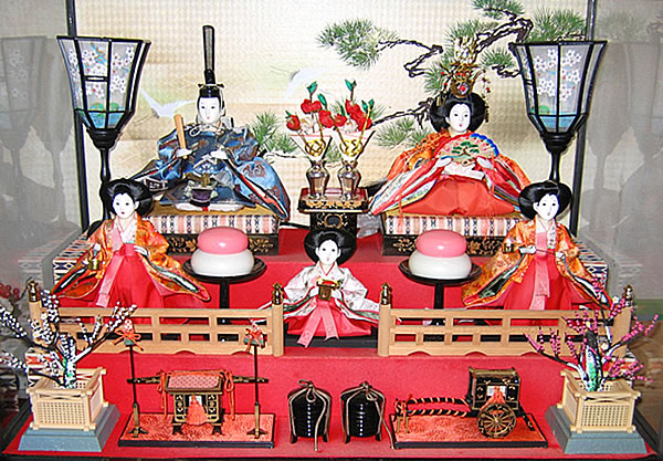 Muñecas japonesas vestidas con ropas imperiales