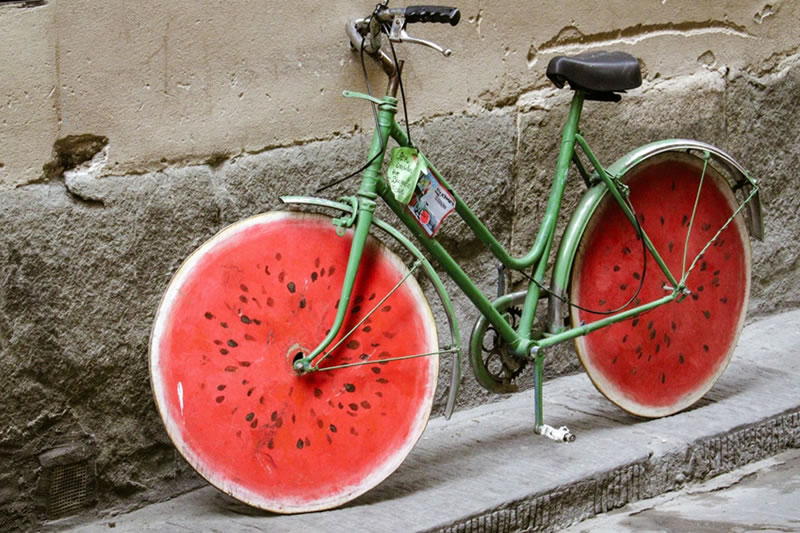 Bicicleta urbana verde y roja en Florencia, Italia, de Nick Fewings