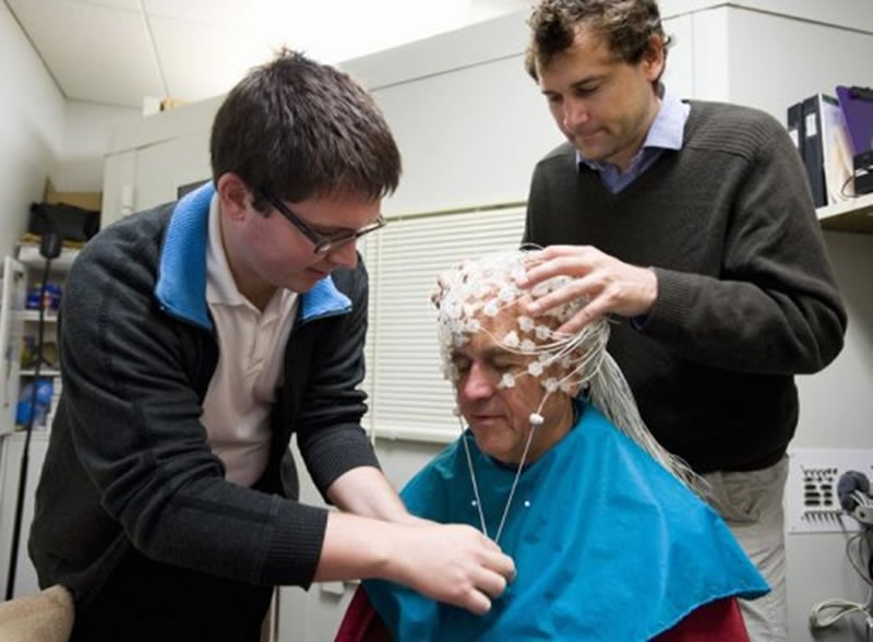 Matthieu Ricard sometiéndose a un estudio en la Universidad de Wisconsin-Madison