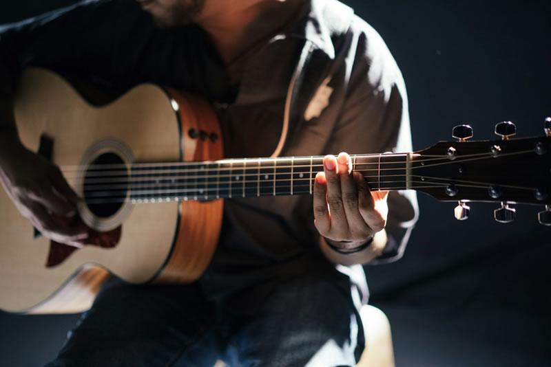Tocar guitarra
