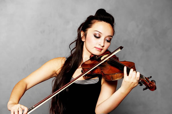 Mujer tocando el violín