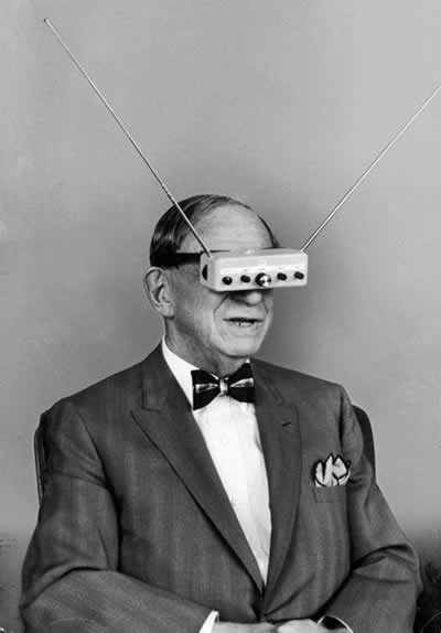 Hugo Gernsback usando sus television googles (Britannica)