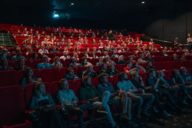 Espectadores en la sala cinematográfica