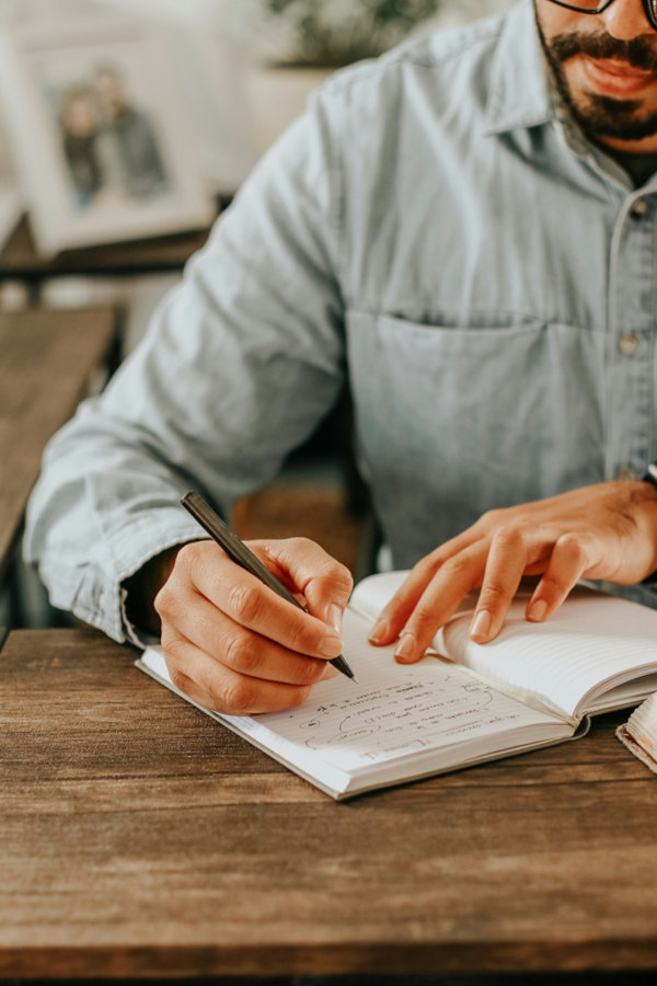 "El novelista selecciona fragmentos de la vida para construir un mosaico..."