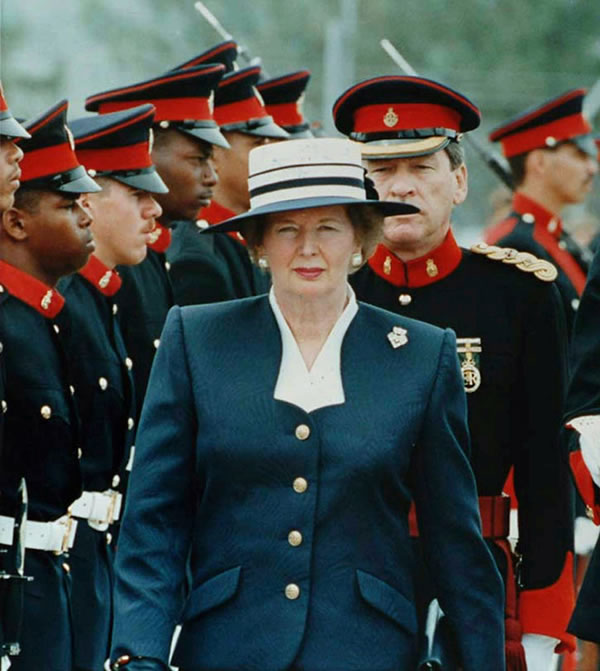 Margaret Thatcher revisando una guardia de honor del Regimiento de Bermudas