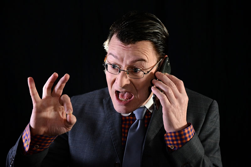 Gritando por celular