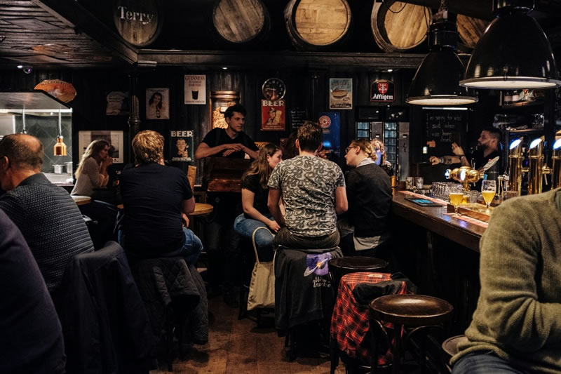 Interior de un bar